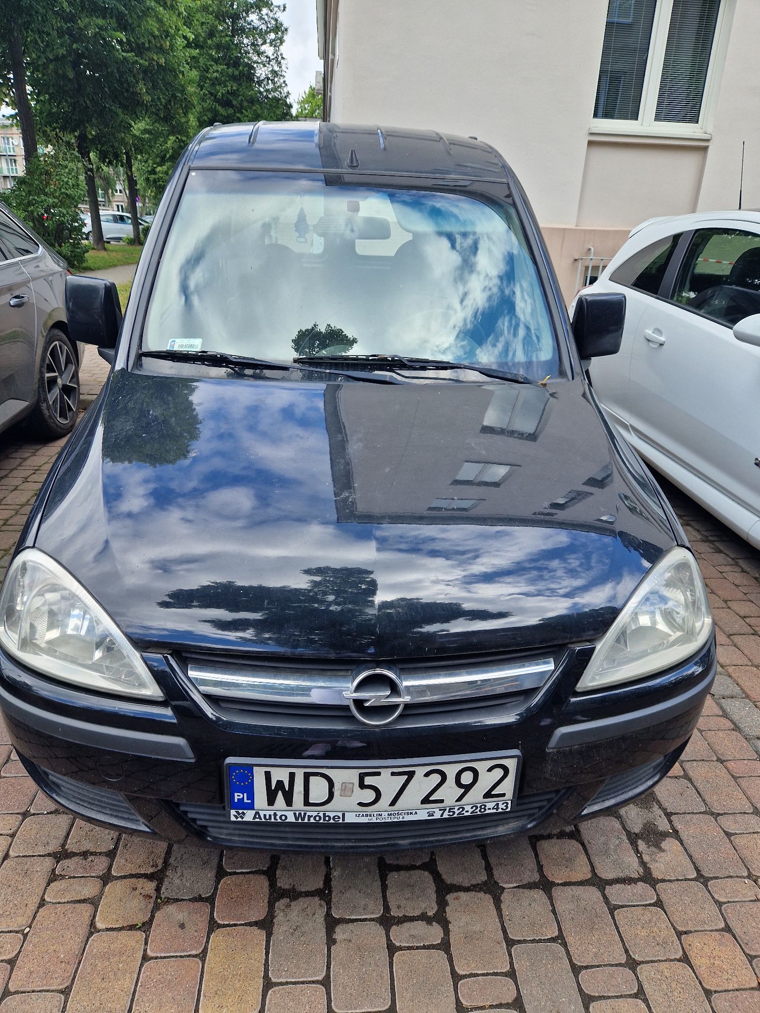 Czarny OPEL COMBO - przód pojazdu