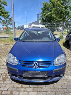 przód niebieskiego pojazdu z logo marki Volkswagen, brak widocznych uszkodzeń