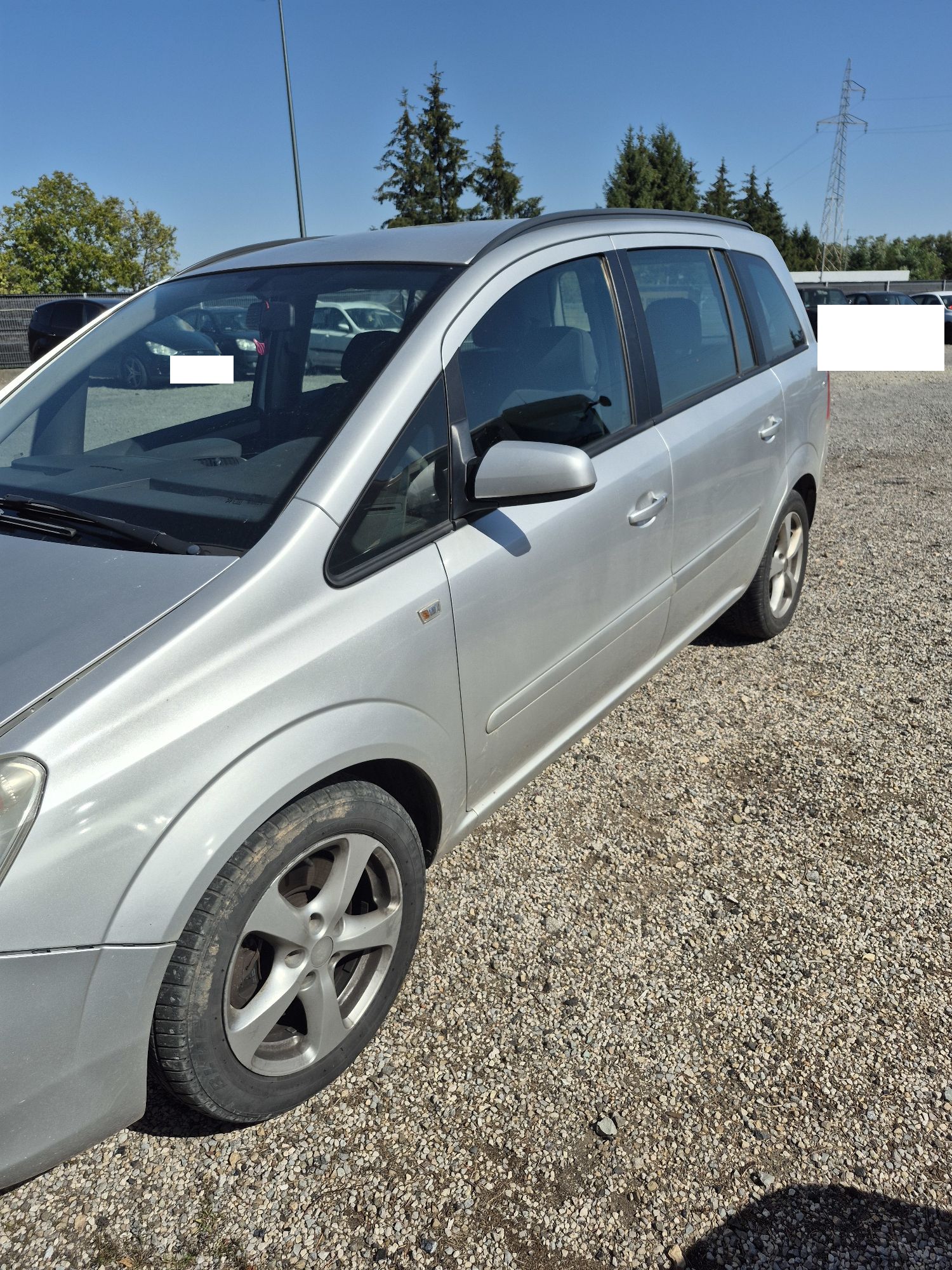 Srebrny Opel Zafira widok z lewej strony