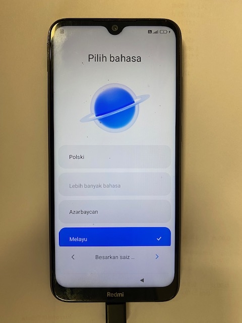 telefon w ciemnoszarej obudowie widok z przodu
