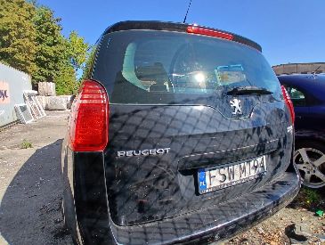 Tył czarnego Peugeota 5008 z widocznymi uszkodzeniami powłoki lakierniczej