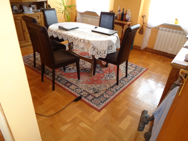 Pokój ze stołem i krzesłami, drewniana podłoga