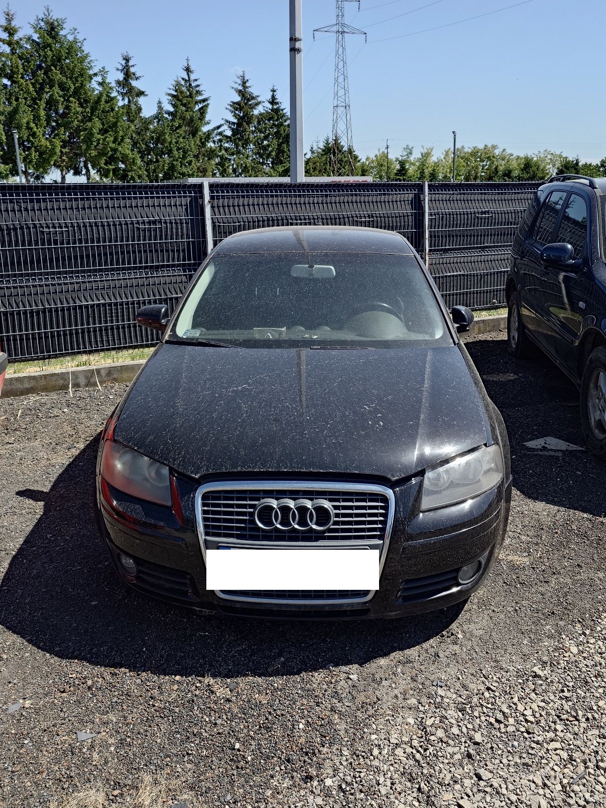 Czarne Audi A3 widziane od przodu pojazdu.