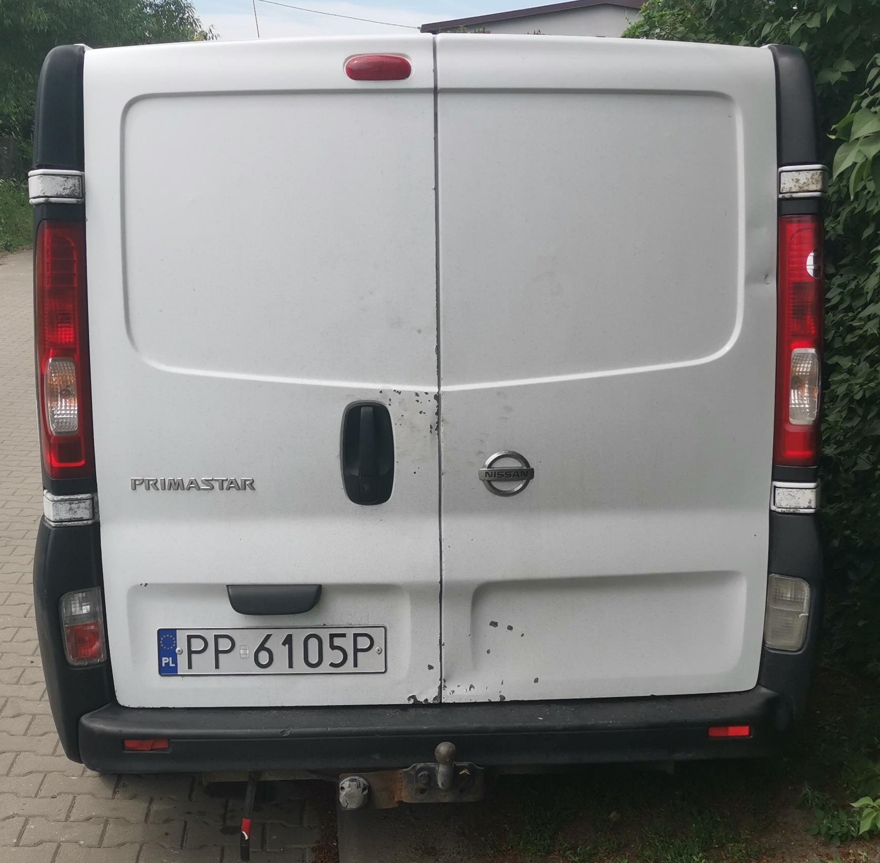 Biały samochód dostawczy, sfotografowany z tyłu
