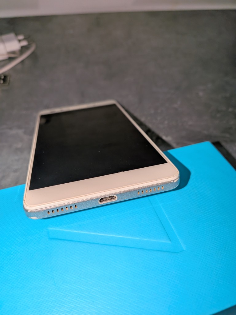 Smartfon Huawei Honor - widok z dołu