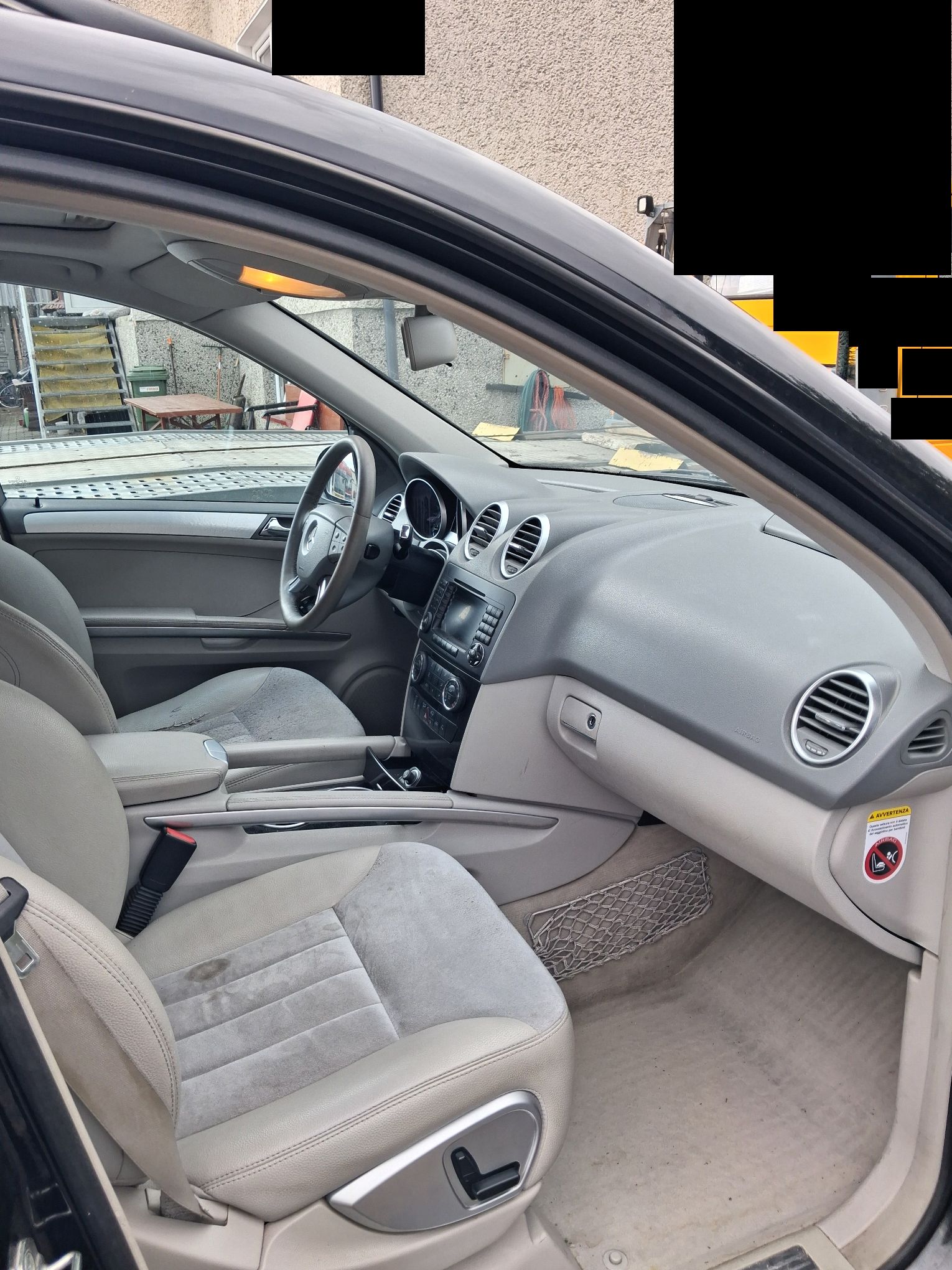 Wnętrze czarnego Mercedesa-Benz ML 320