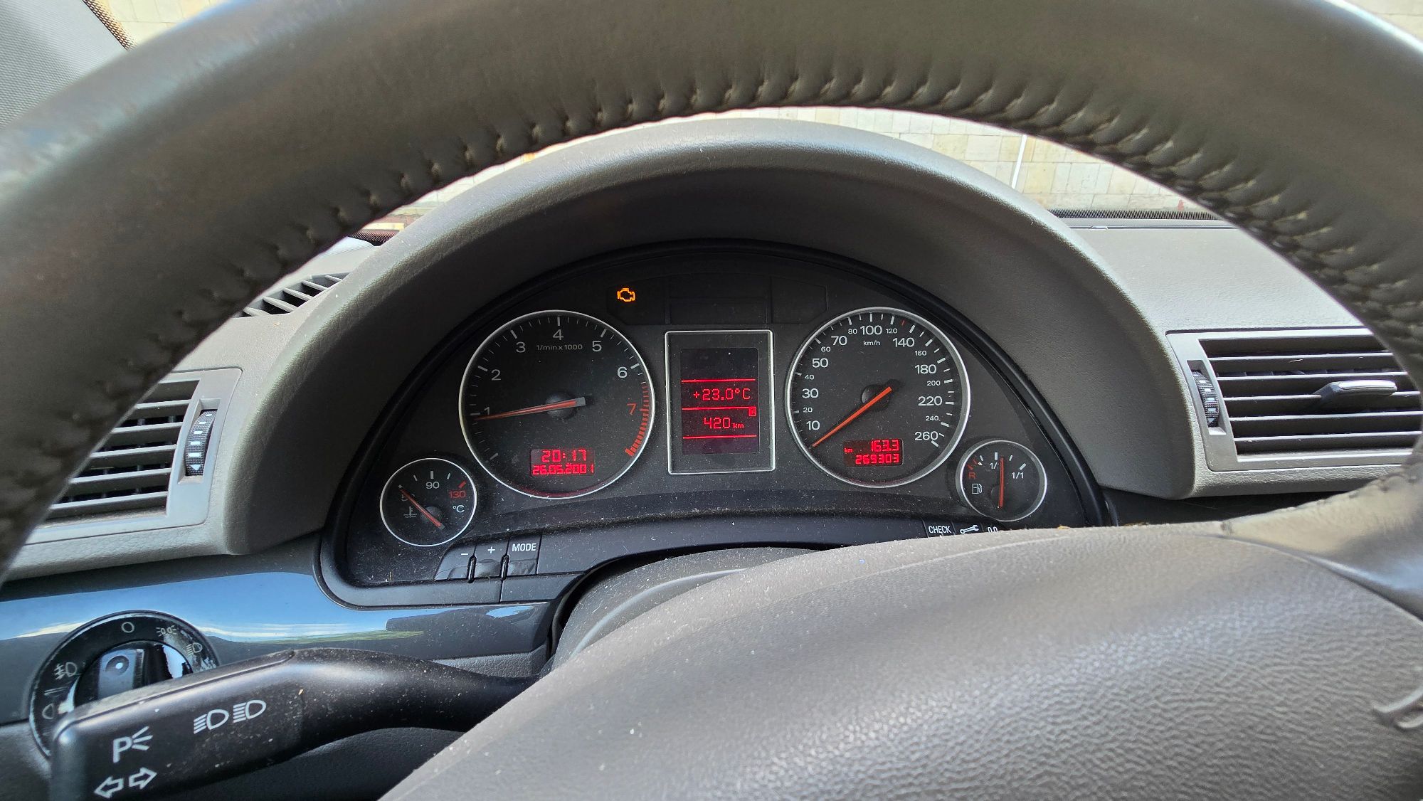 Deska rozdzielcza, zapalona pomarańczowa kontrolka check engine
