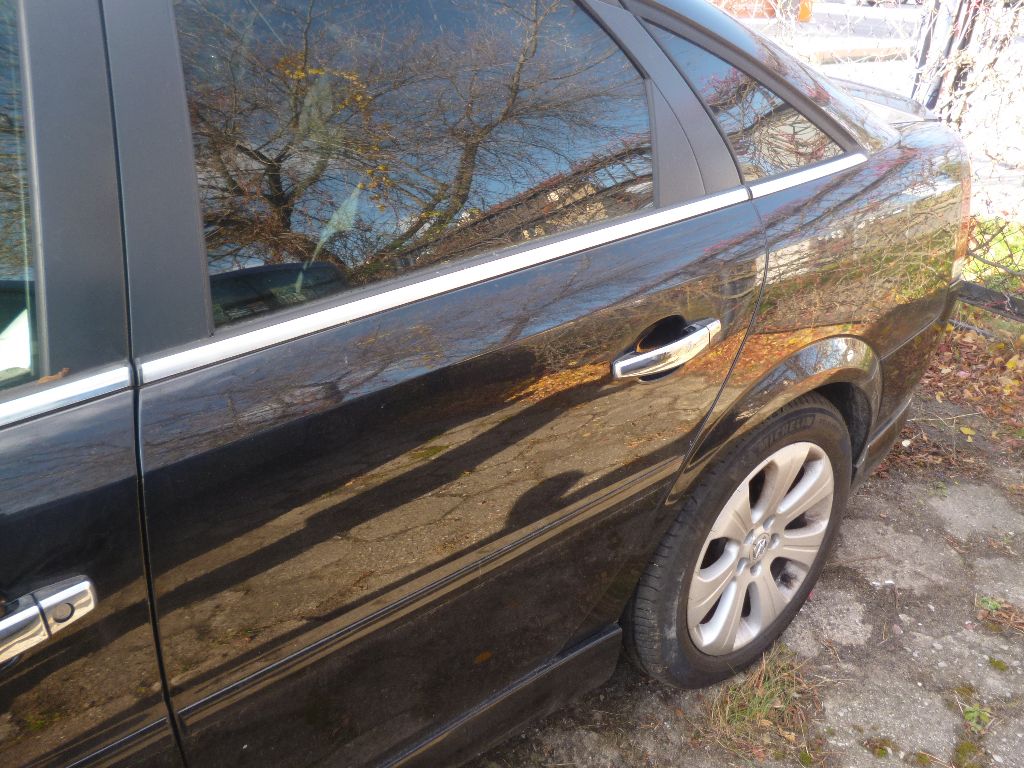 Zdjęcie przedstawia tylna lewa część pojazdu.