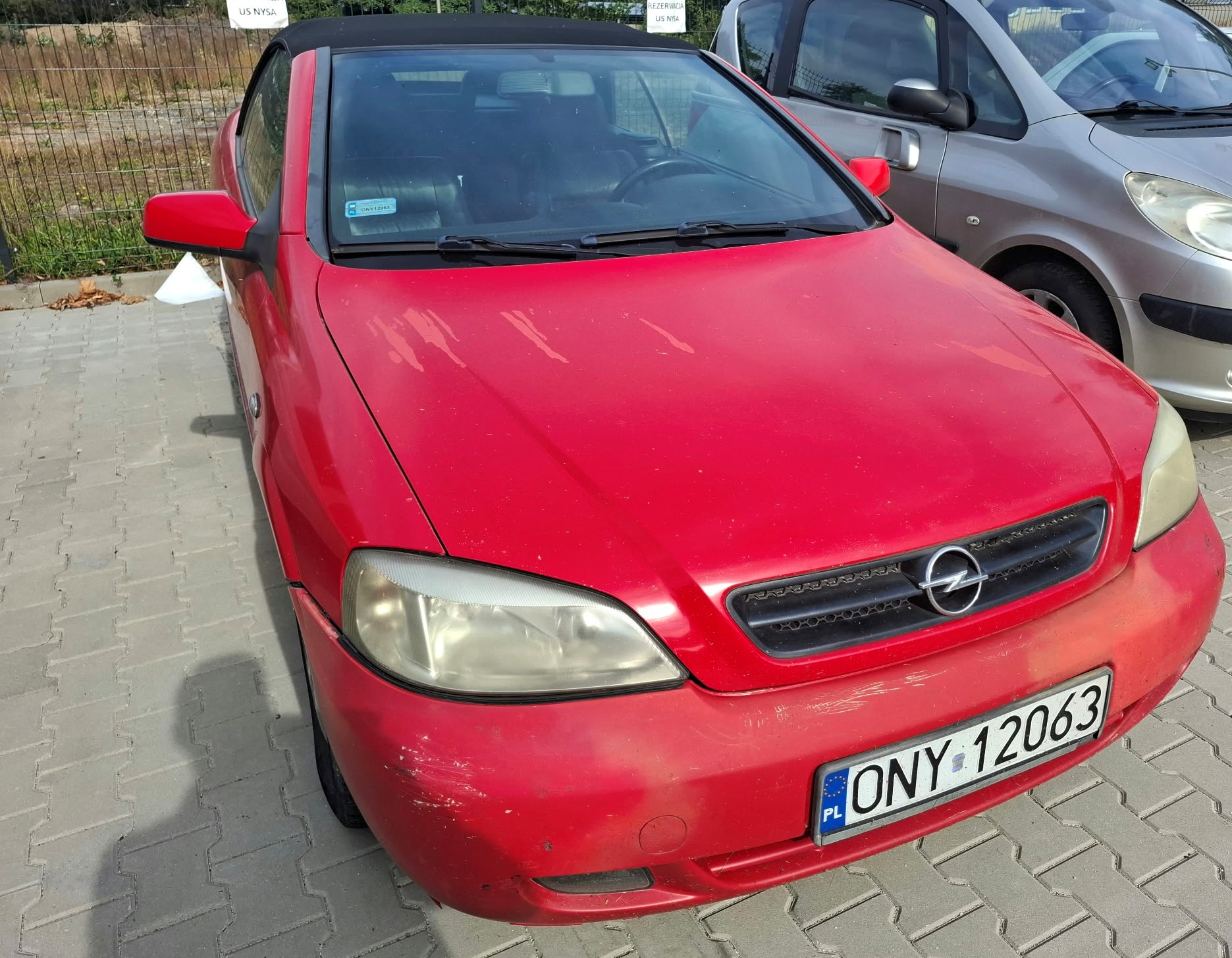 Widok przodu samochodu Opel Astra Cabrio.