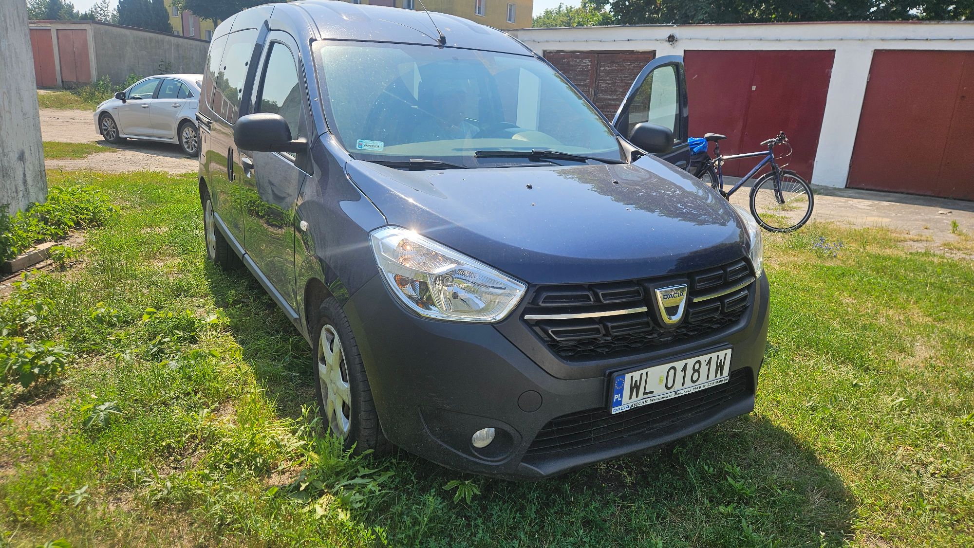 Na zdjęciu granatowa Dacia Dokker widziana z przodu z lewej strony