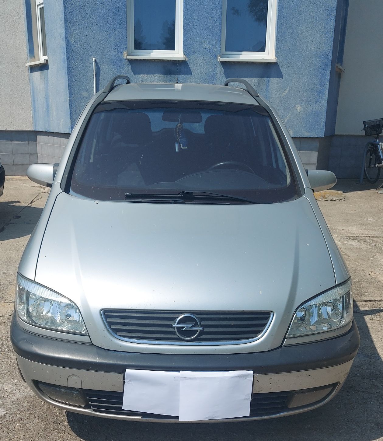 Srebrny Opel Zafira A pierwszej generacji sfotografowany bezpośrednio od przodu