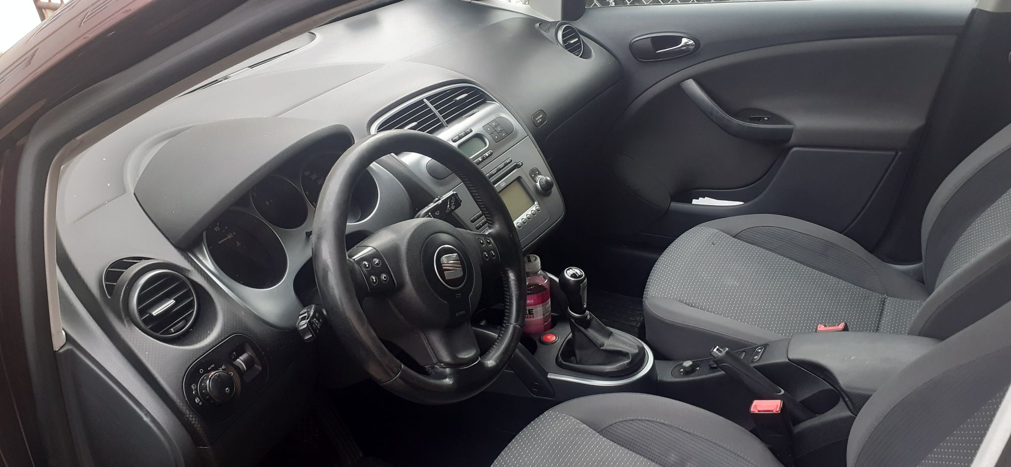 Wnętrze kabiny pasażerskiej SEAT ALTEA XL. Wnętrze samochodu jest zadbane.