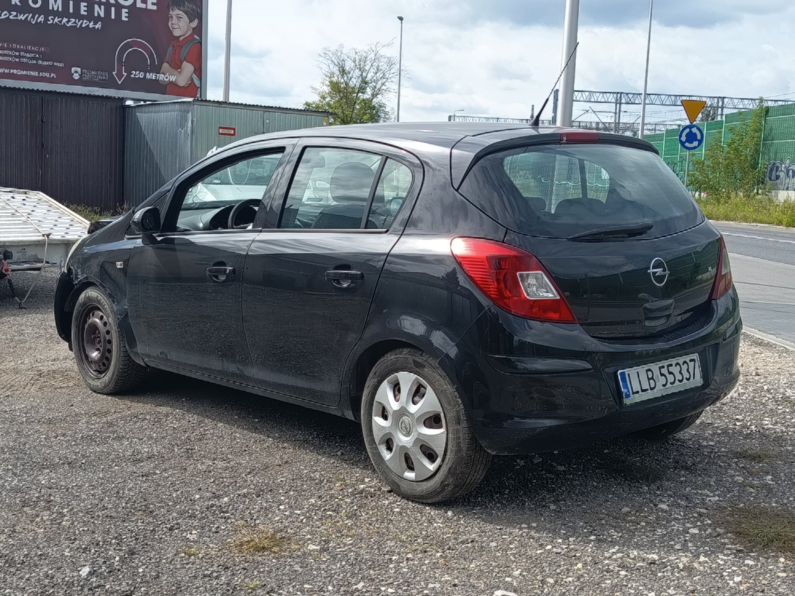 Zdjęcie sprzedawanego pojazdu, lewa tylna strona.