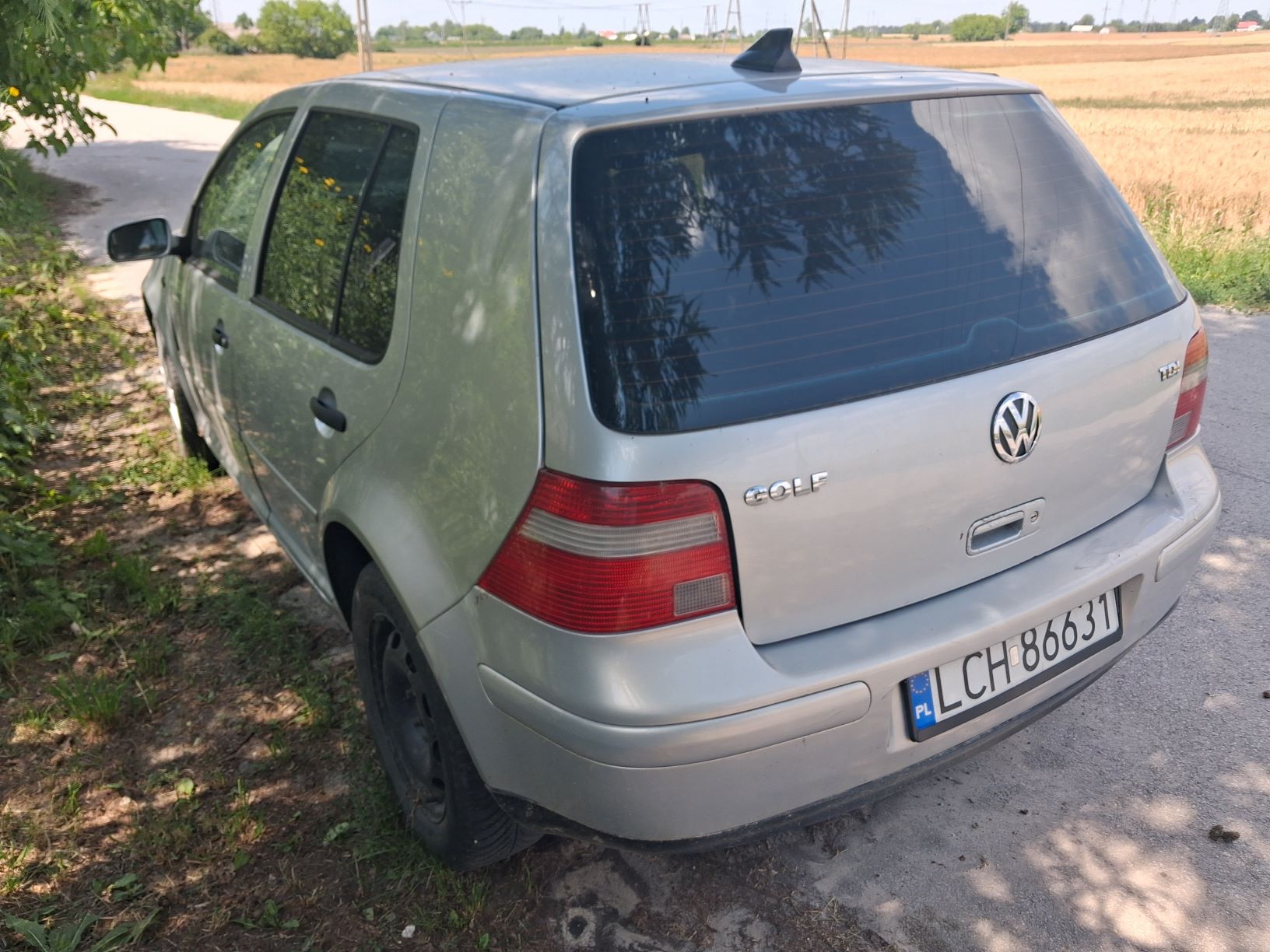 Tył samochodu osobowego w kolorze srebrnym.