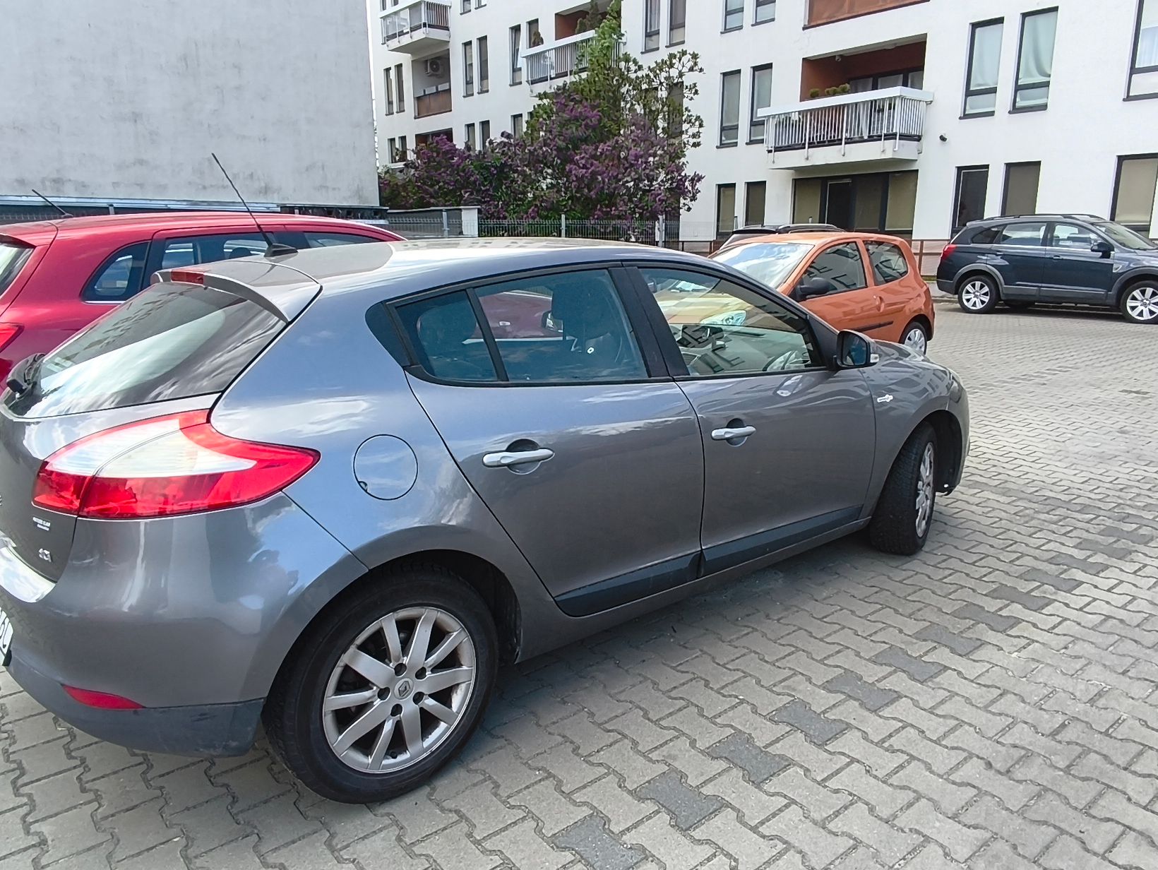 pięciodrzwiowy samochód osobowy marki Renault Mégane trzeciej generacji