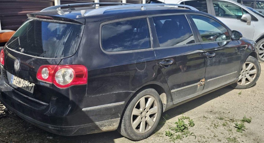 bok czarnego Volkswagena Passat, widoczne ogniska korozji na drzwiach