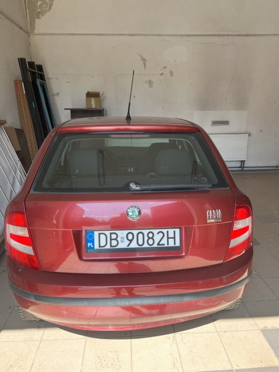 Tył pojazdu z tablicą rejestracyjną i reflektorami