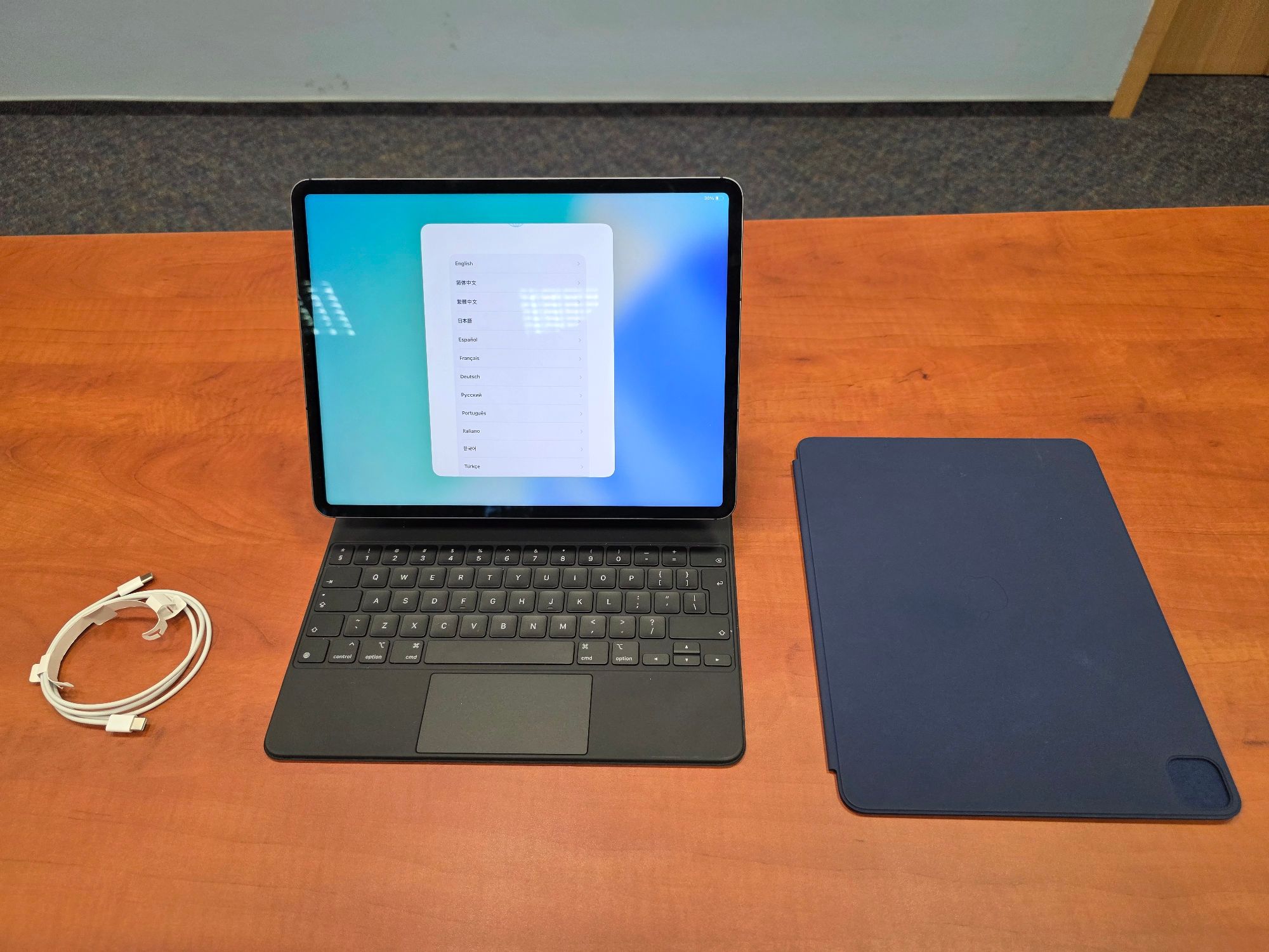 Tablet iPad Pro (12.9-inch) (5th generation) wraz z klawiaturą, podstawką koloru czarnego oraz kabel USB-C koloru białego