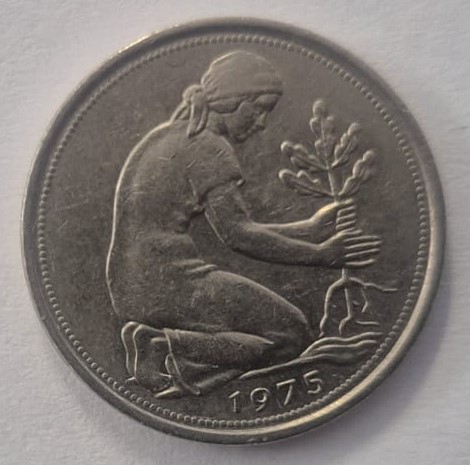 Moneta 50 pfennig 1975 - awers z kobietą sadzącą dąb