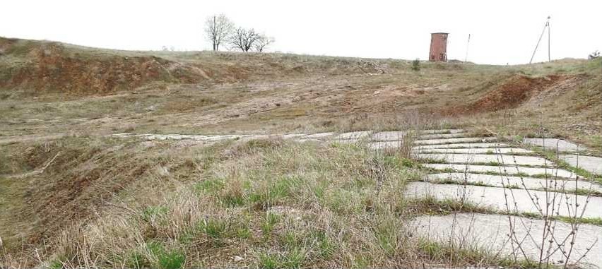 Dróżka z płyt betonowych na trawiastym wzgórzu