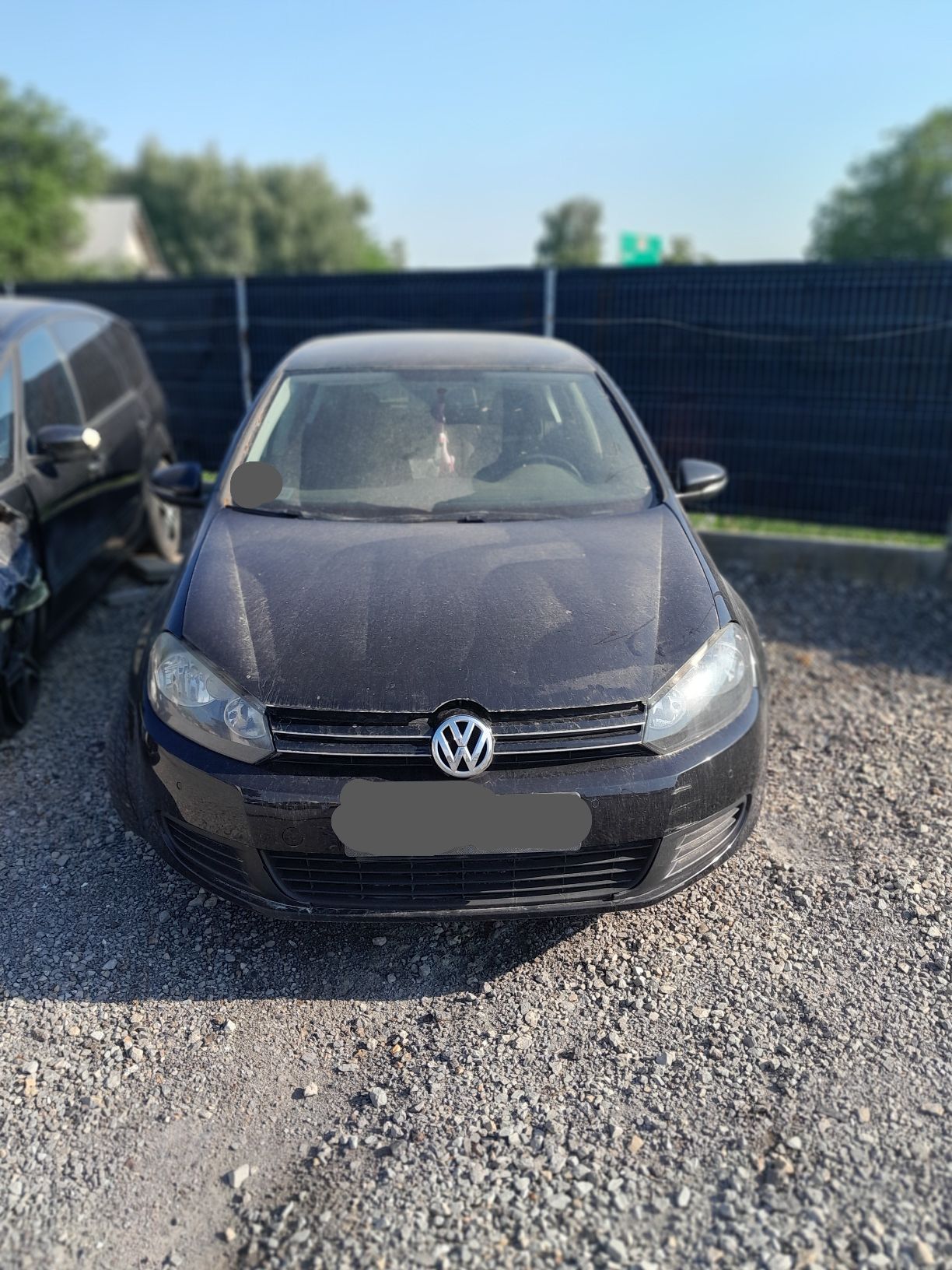 Czarny Volkswagen Golf, widziany od przodu