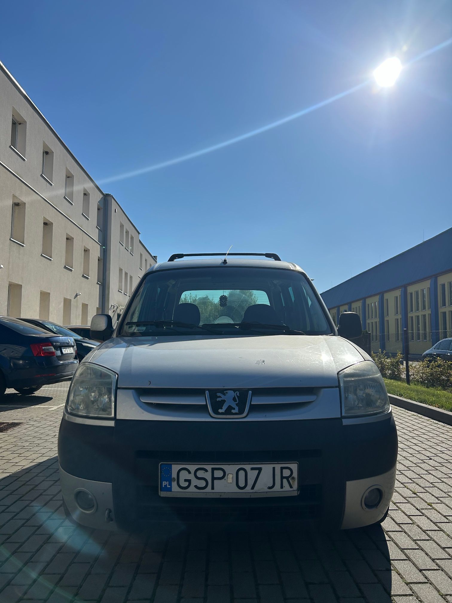 Przód pojazdu koloru srebrnego.