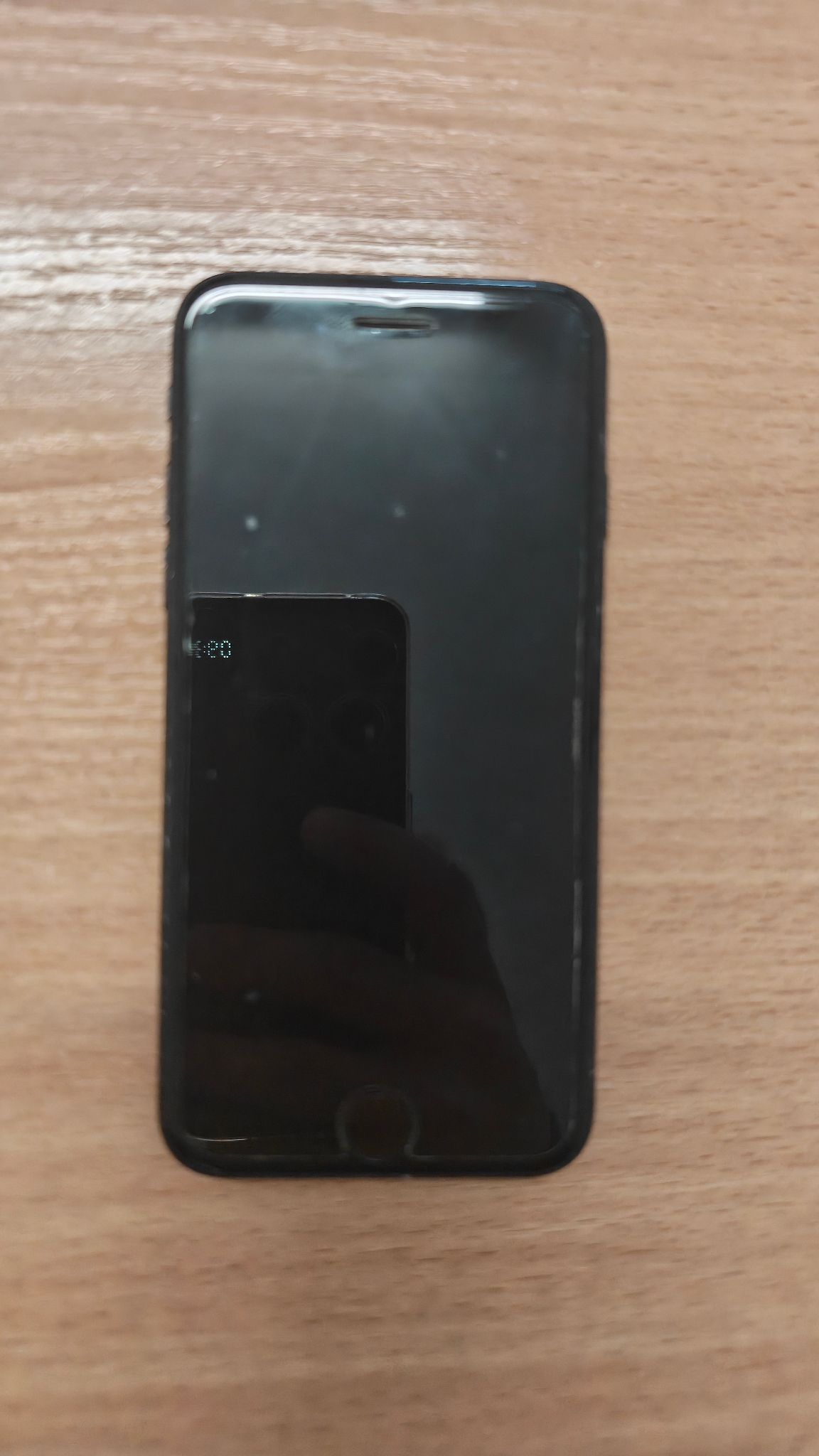 Zdjęcie przedstawia front telefonu. Ekran pokryty folią ochronną.