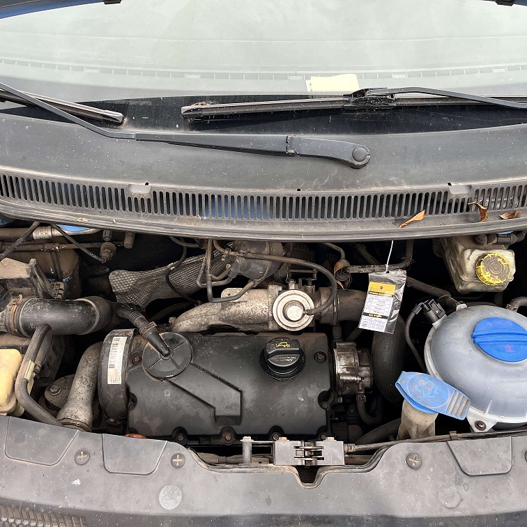 Silnik samochodu Volkswagen Transporter z otwartą maską.