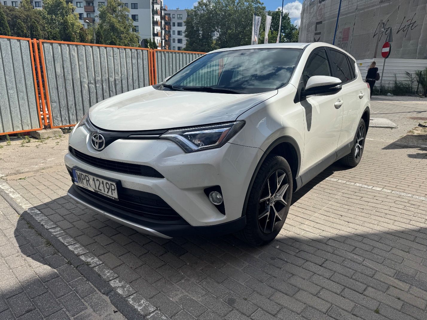 Zdjęcie przedstawiające przód oraz lewy bok pojazdu Toyota RAV-4.