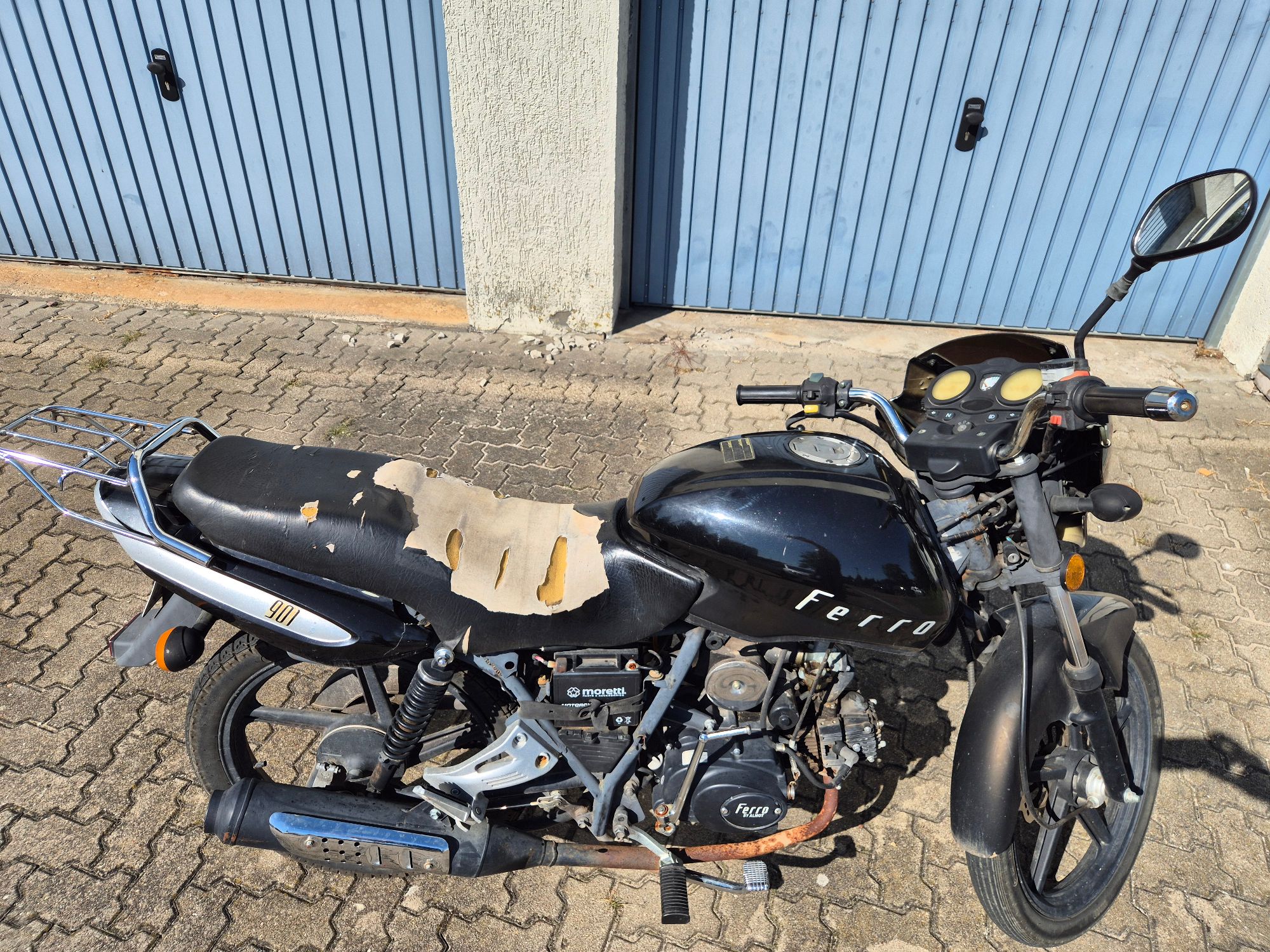 Motorower koloru czarnego prawy bok