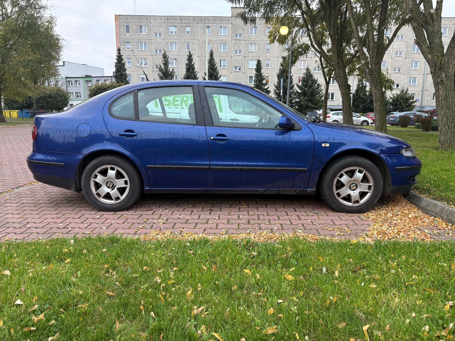Niebieski Seat Toledo, koła srebrne alufelgi - widok z prawej strony.
