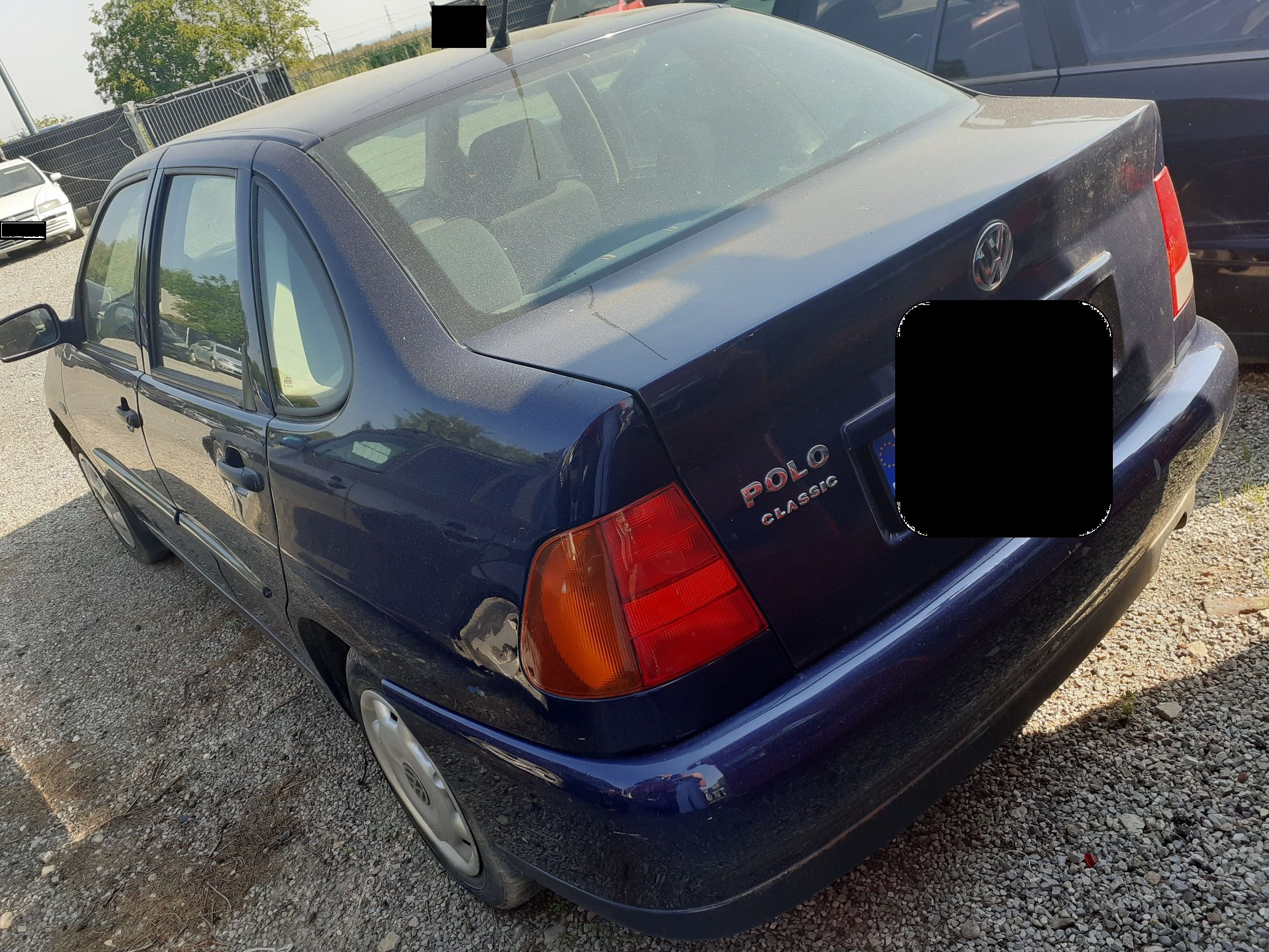 Granatowy Volkswagen Polo Classic widziany od strony lewego tyłu