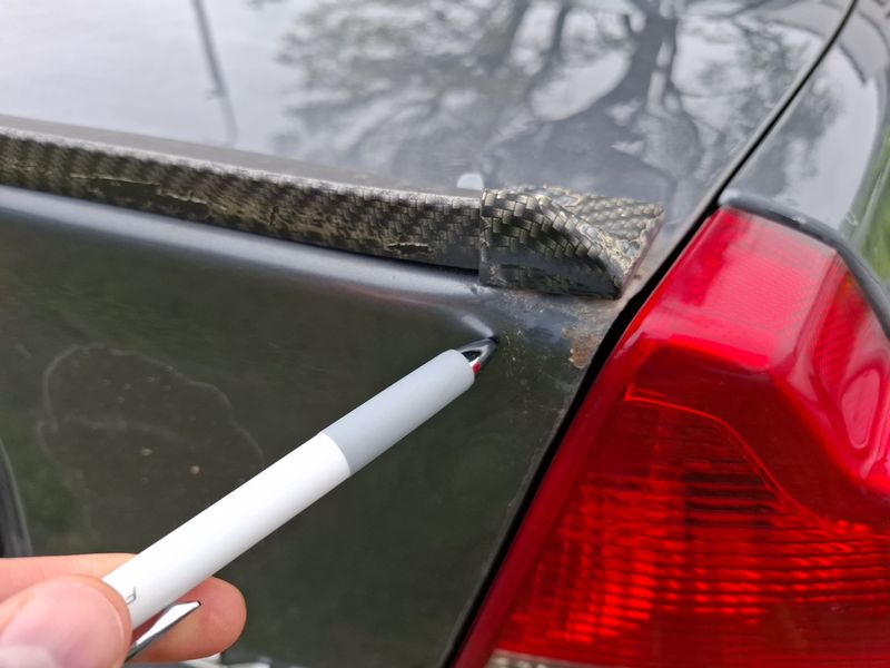 Lotka na tylnej klapie bagażnika o strukturze przypominającej włókno węglowe.