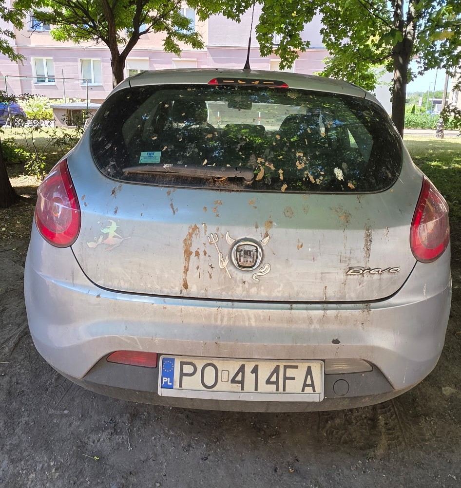 tył szarego pojazdu