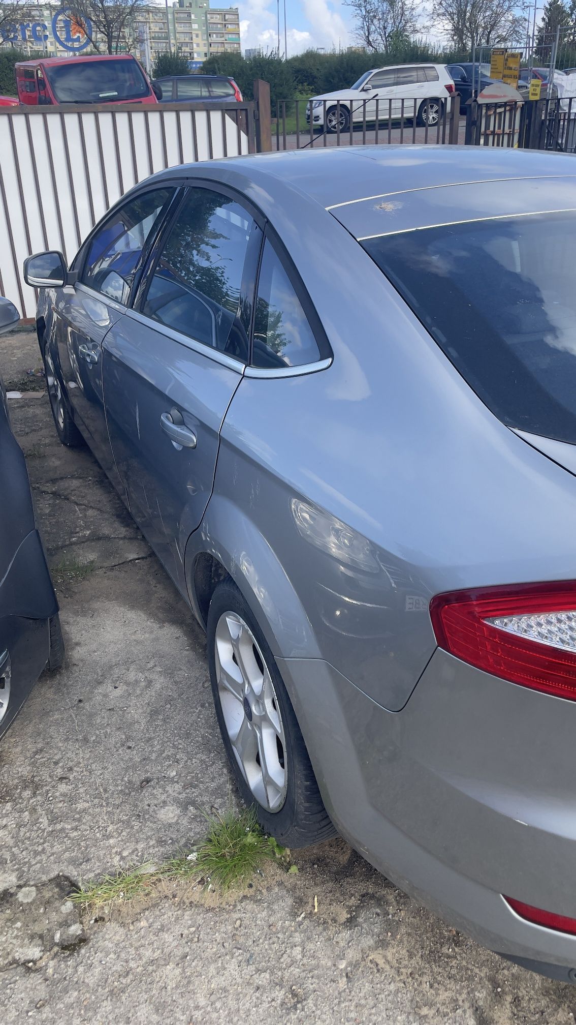 Lewy - tylni bok samochodu Ford Mondeo