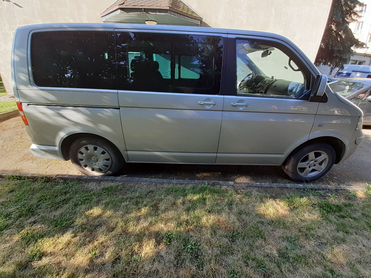 Srebrny Volkswagen Caravelle sfotografowany z lewego boku