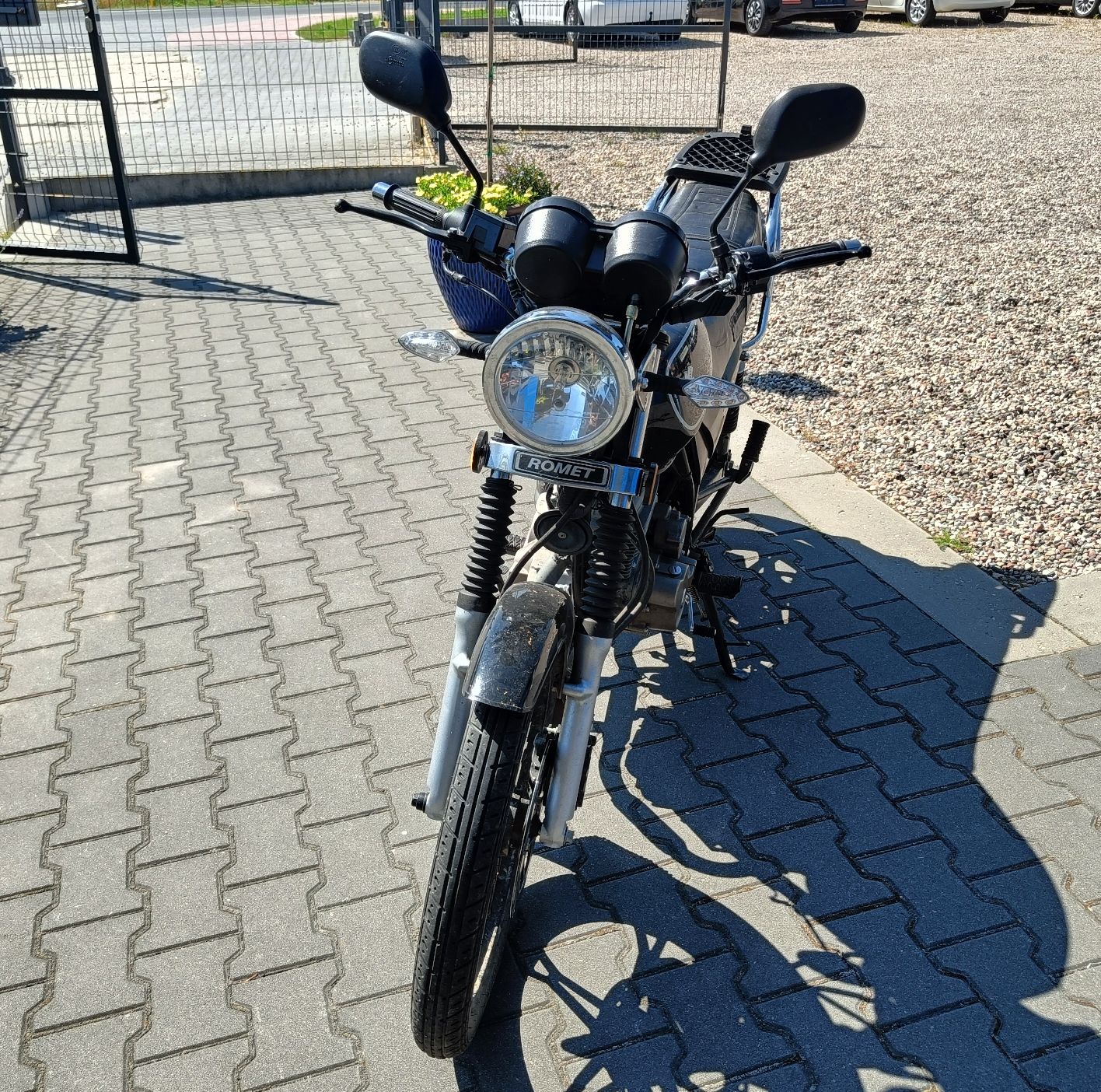 Przód motocykla w kolorze czarnym