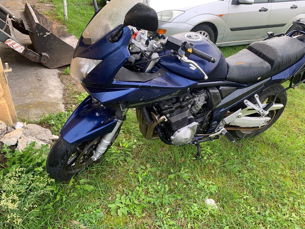 Suzuki GSF Bandit 1200, widoczny lewy bok motocykla