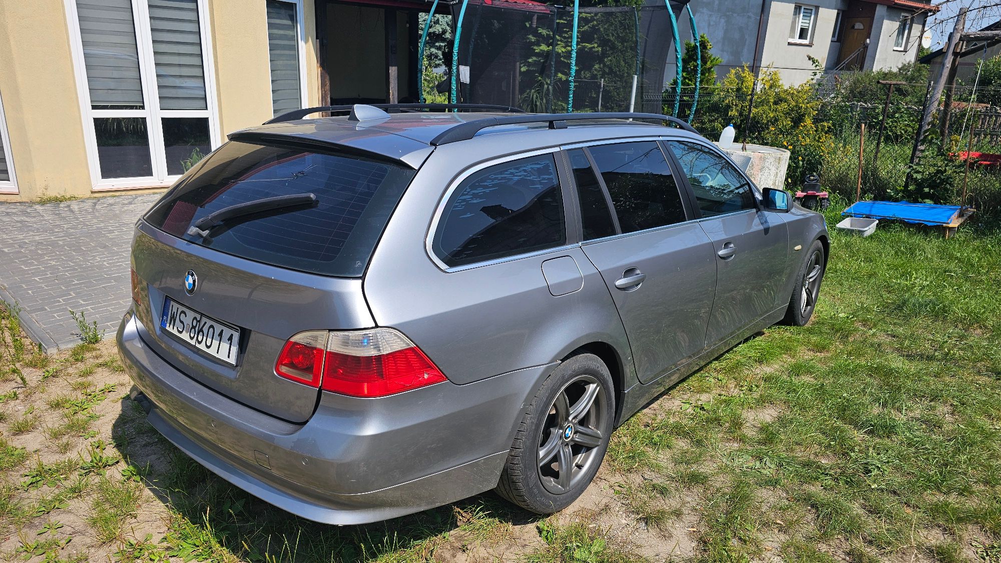 Widok na prawy tylny błotnik i zderzak pojazdu.