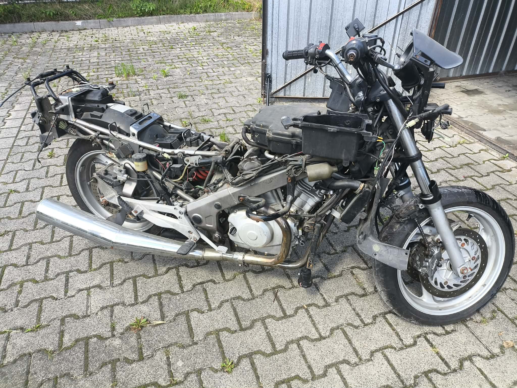 Zdjęcie prawej strony motocykla.