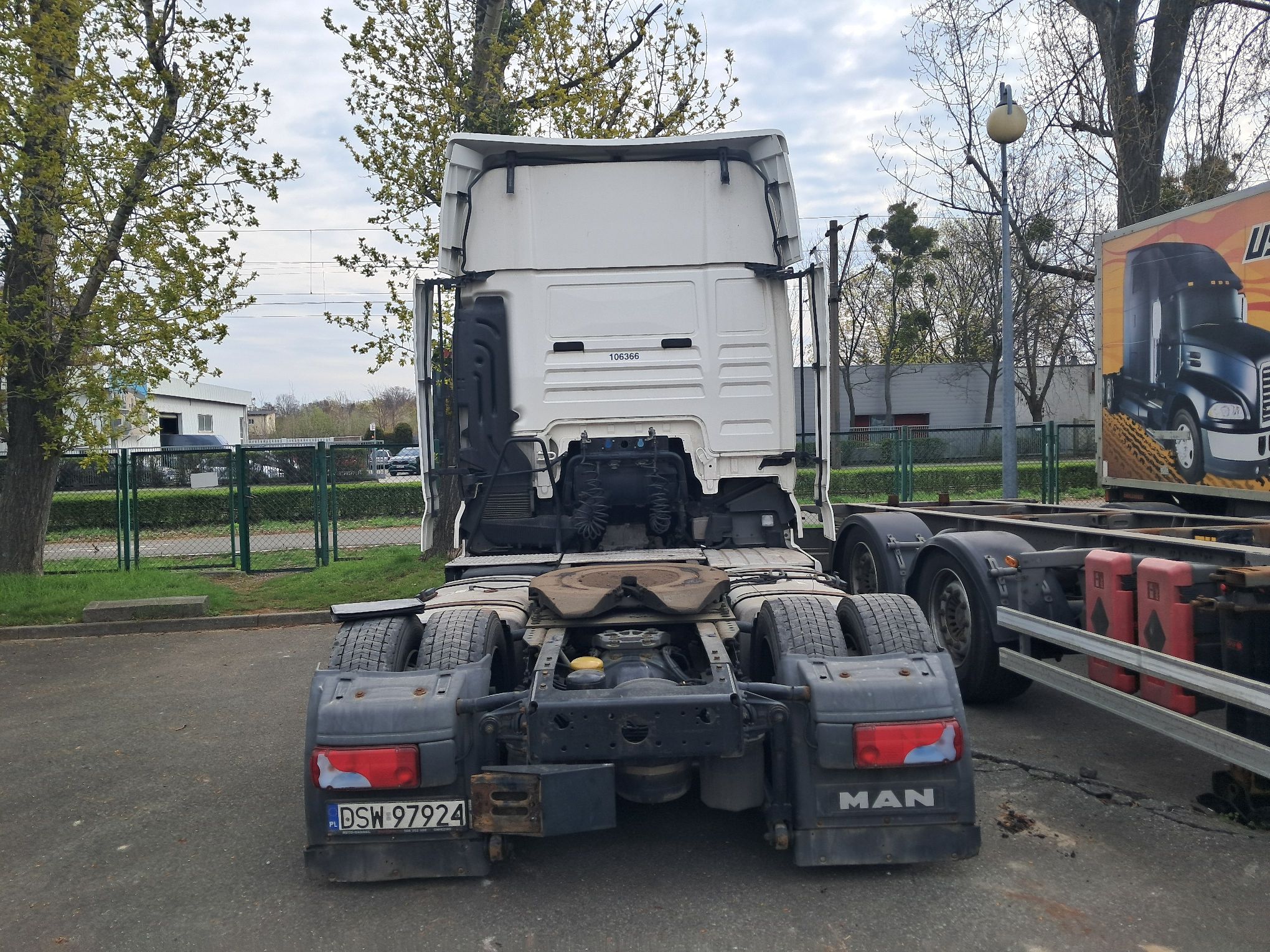 Zdjęcie przedstawia tył ciągnika siodłowego MAN TGX