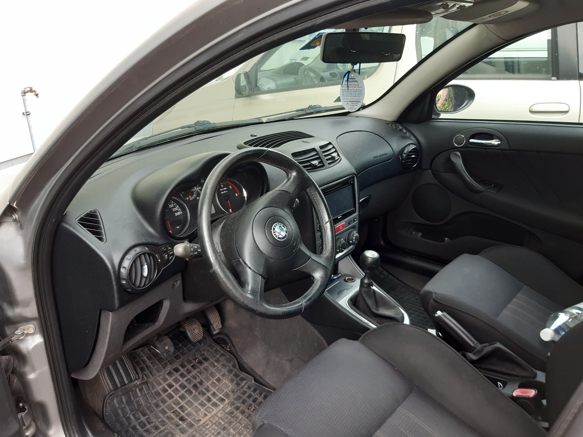 Wnętrze samochodu osobowego marki Alfa Romeo model 147.