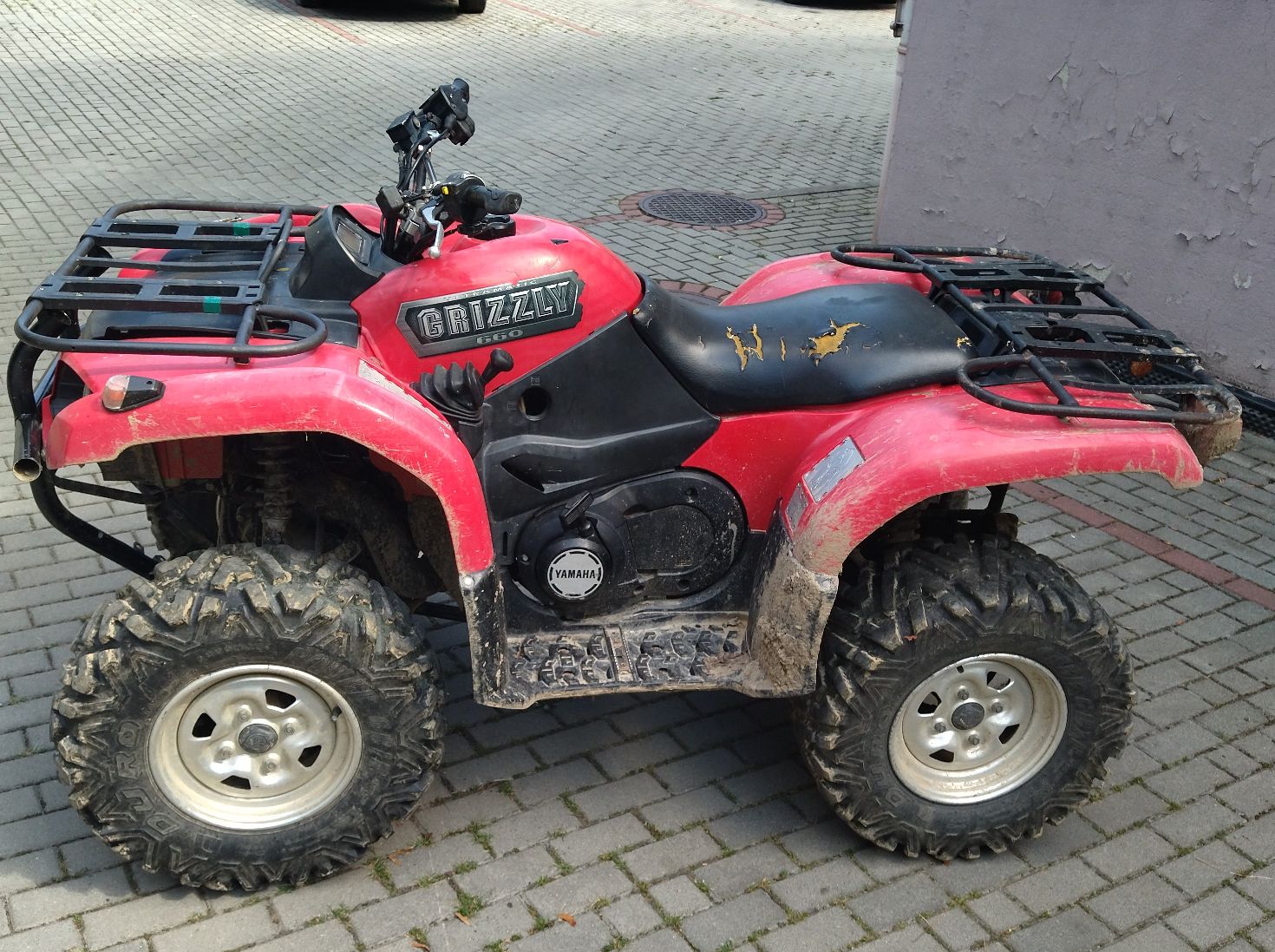Quad Yamaha Grizlly w kolorze czerwonym widok z lewej strony