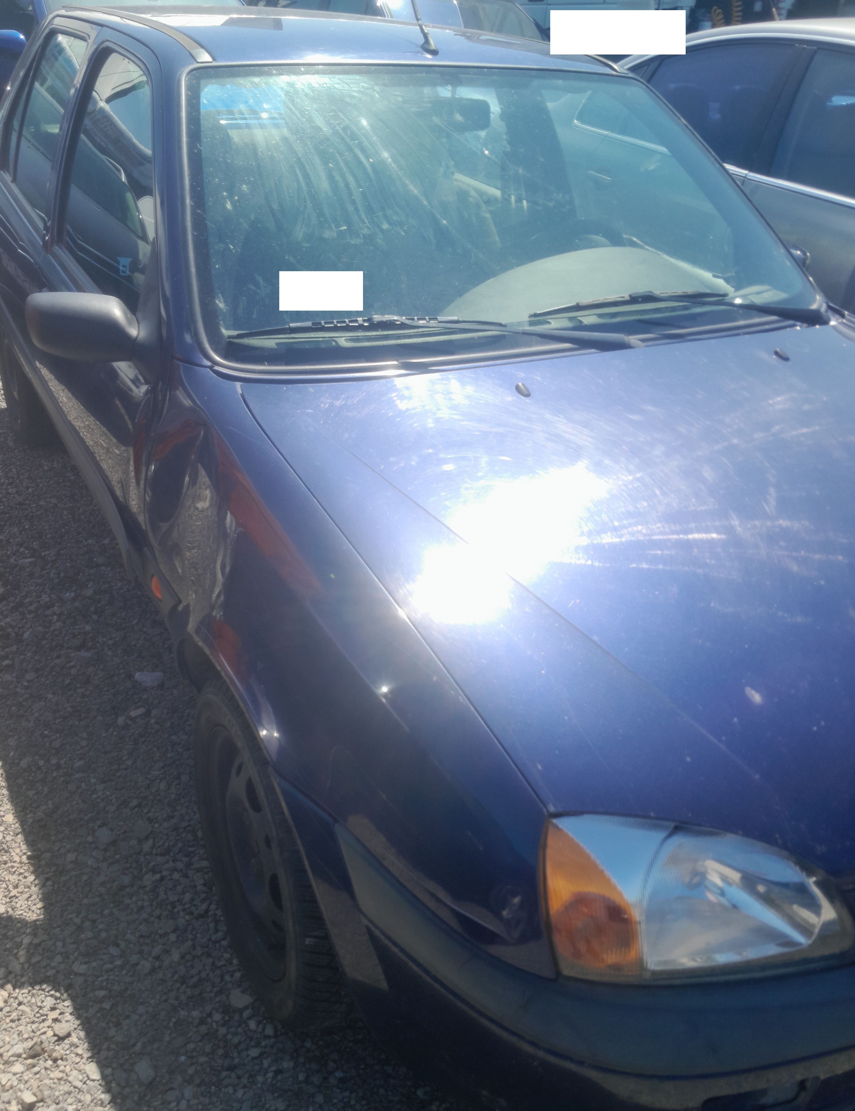 Granatowy Ford Fiesta widziany z przodu, prawa strona pojazdu