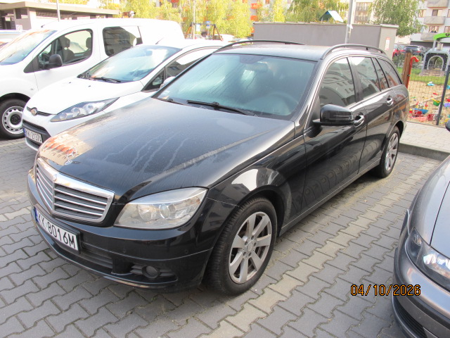 Przód i lewy bok pojazdu Mercedes Benz C 220 CDI.