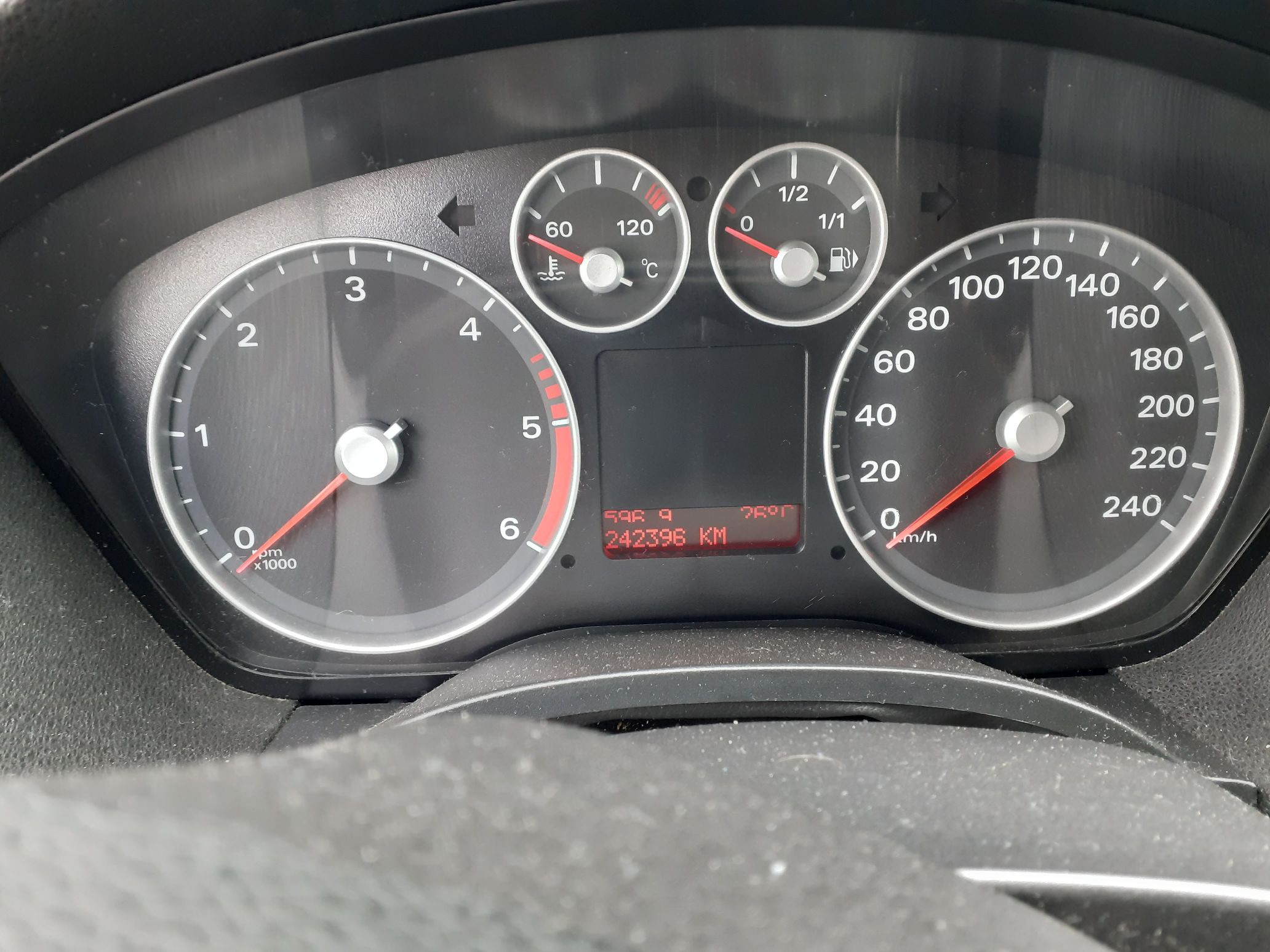 Ford C-Max koloru srebrnego, stan licznika