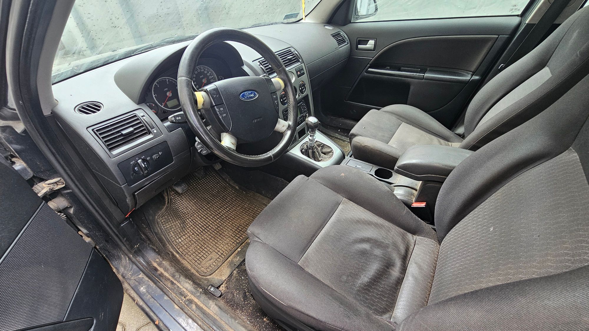 Ford Mondeo widok wnętrza od strony kierowcy, tapicerka w kolorze czarnym