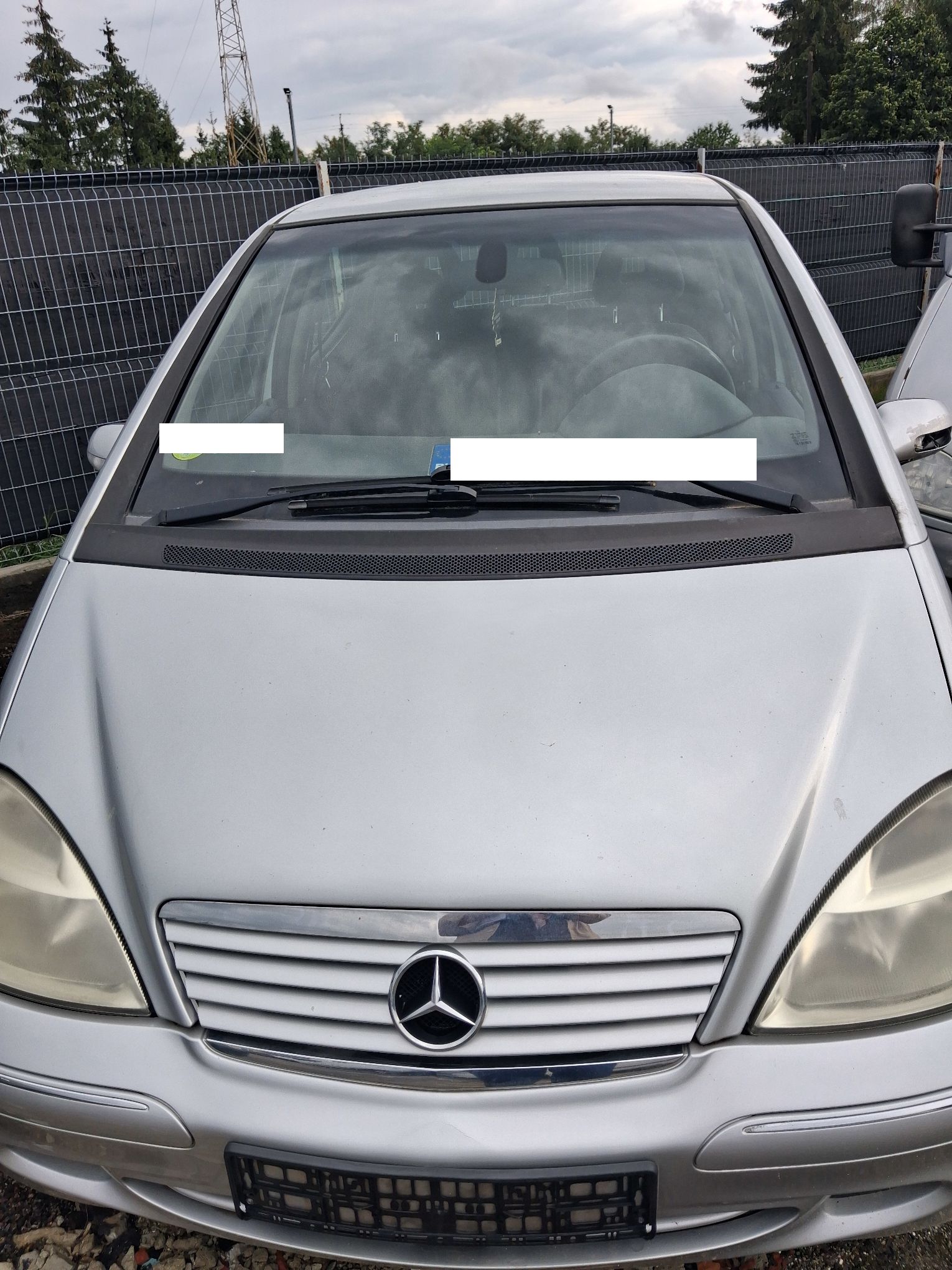 Srebrny Daimler Chrysler A 170 widziany z przodu