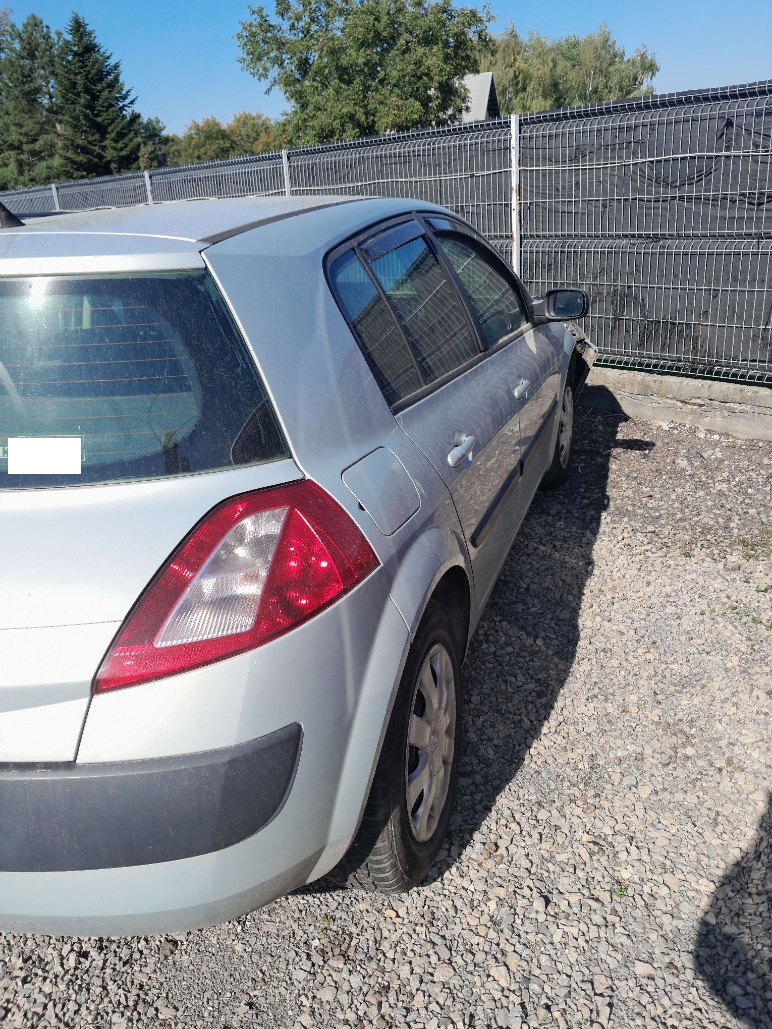 Srebrne Renault Megane widziane z prawej strony pojazdu.