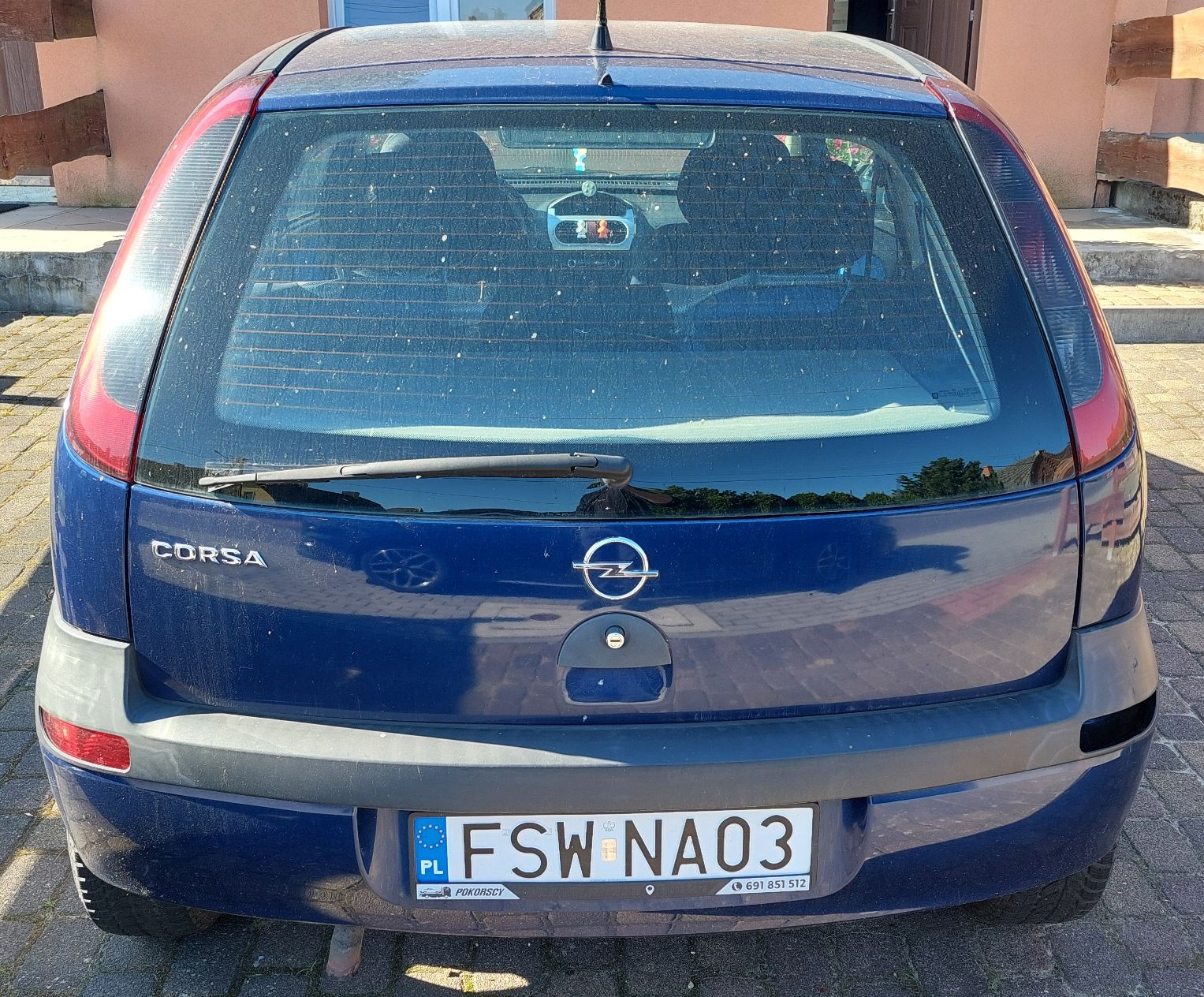 Tył pojazdu Opel Corsa koloru niebieskiego